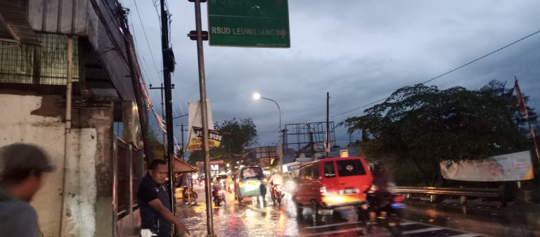 Saluran Tersumbat, Jalan Raya Leuwiliang-Jasinga Kerap Banjir