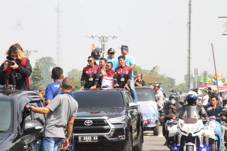 Anton Suratto Ikut Mengarak Pahlawan Olahraga Nasional