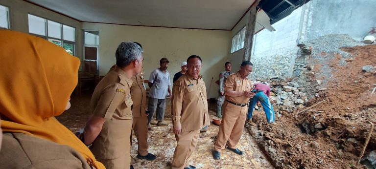 SDN Cengal Sirna Tertimpa TPT yang Longsor