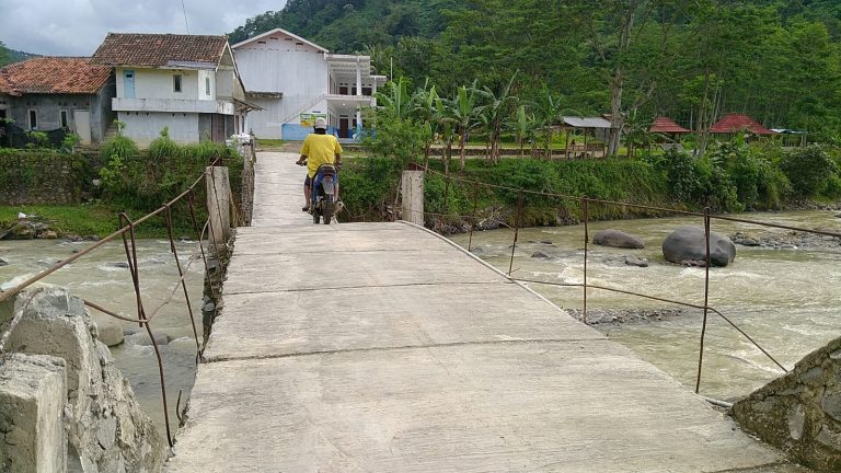 Jembatan di Cilame Nyaris Ambruk