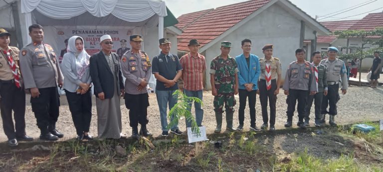 HUT Bhayangkara, Forkopimcam Cigudeg Tanam Pohon di Lahan Huntap
