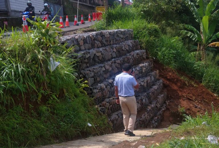 Rizky Tinjau Pemasangan Bronjong di Jalan Alternatif Cikopo Selatan