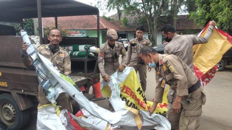 Satpol PP Parung Panjang Turunkan Spanduk Perumahan dan Rokok