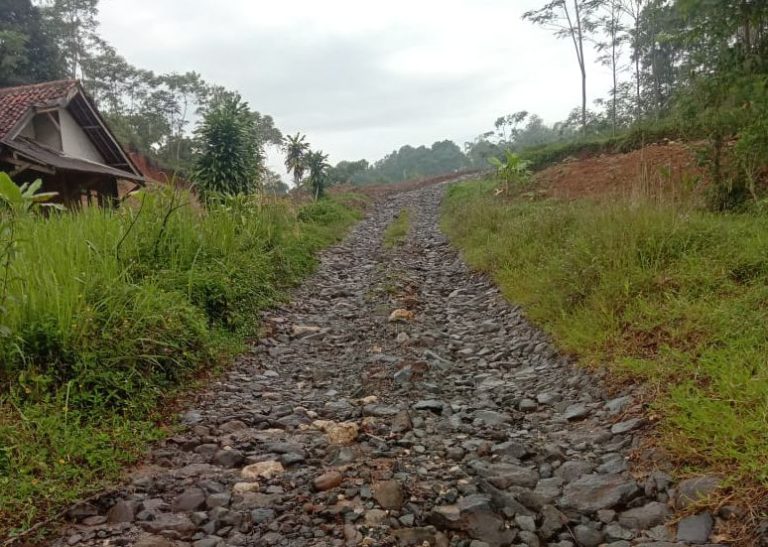 Warga Cisarua Keluhkan Jalan Citumbuk- Parigi Rusak Parah