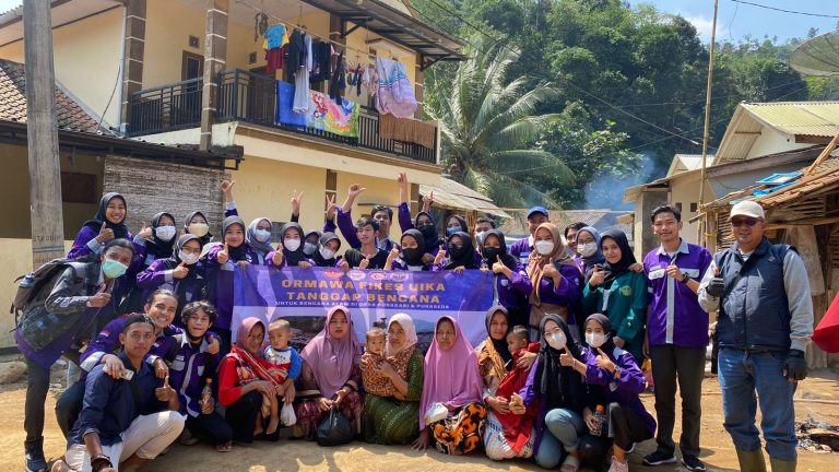 Peduli Anak Korban Banjir Bandang, Ormawa FIKES UIKA Beri Bantuan dan Trauma Healing