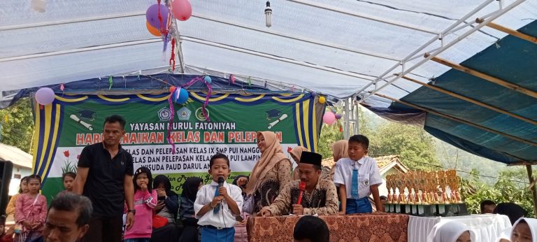 Momen Pelepasan Siswa-siswi MI dan MTs PUI Lamping Disambut Baik Orangtua Murid