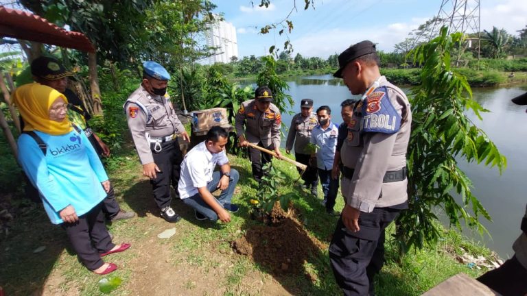 HUT Bhayangkara ke-76, Polsek Gunung Putri Tanam Pohon di Setu Citongtut