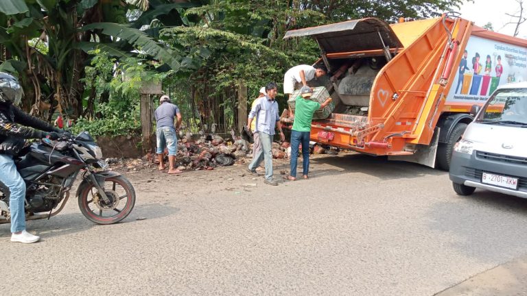 Sampah Berserakan di Desa Pasir Angin, UPT Sampah Jonggol 2 Turunkan 3 Mobil Pengangkut 