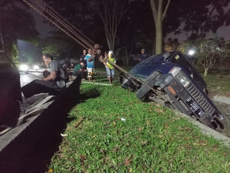 Terkejut dengan Teriakan, Mobil Terperosok ke Selokan