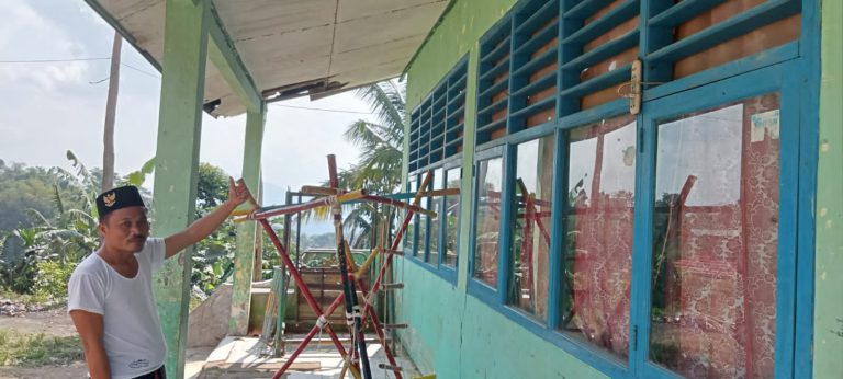 5 Lokal Dibangun Swadaya, 1 Ruang Kini Rusak Berat