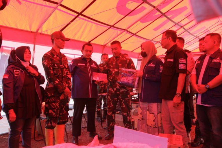 Jalankan Instruksi AHY, Demokrat Jabar Turun Bantu Korban Banjir Bandang Garut