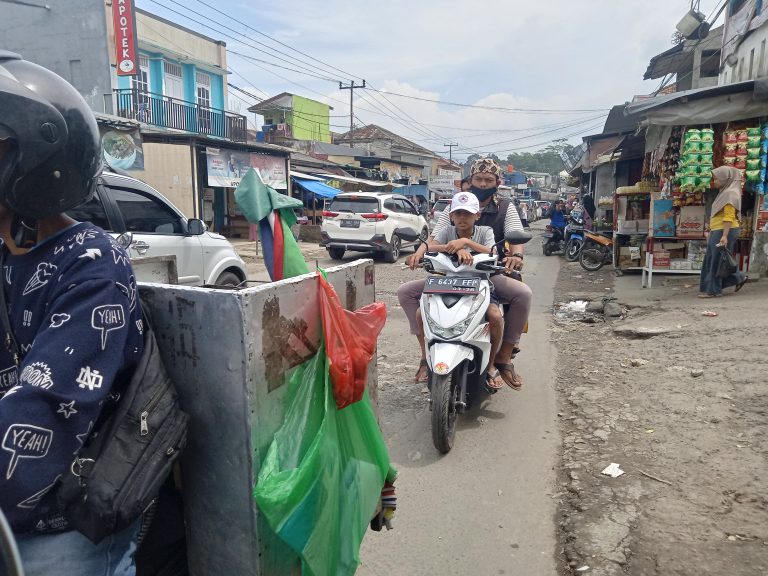 Kerap Macet, Warga Pertanyakan Perbaikan Jalan Cikereteg