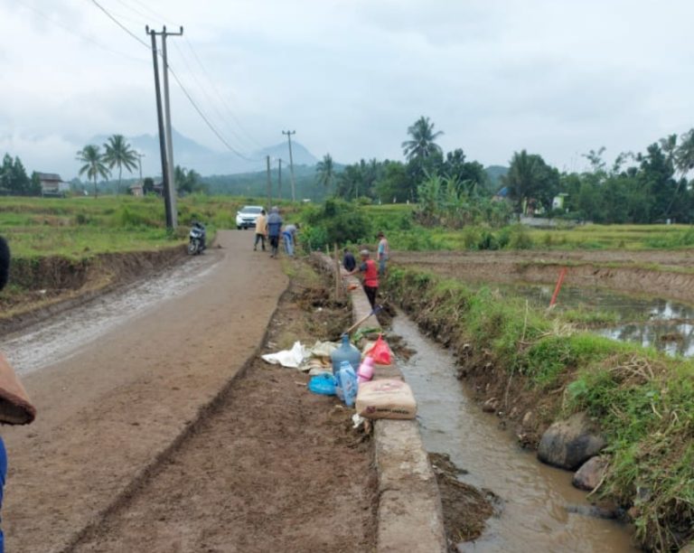 Pengusaha Muda Sukajaya Lebarkan Jalan dan Bangun Turap untuk Warga