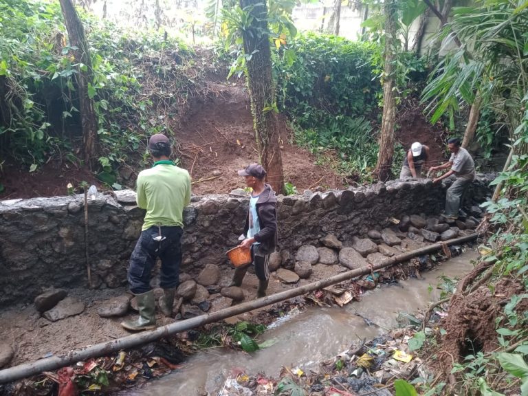 Tingkatkan Hasil Pertanian, P3A Cibalok Sejahtera Lakukan Perbaikan Saluran Irigasi
