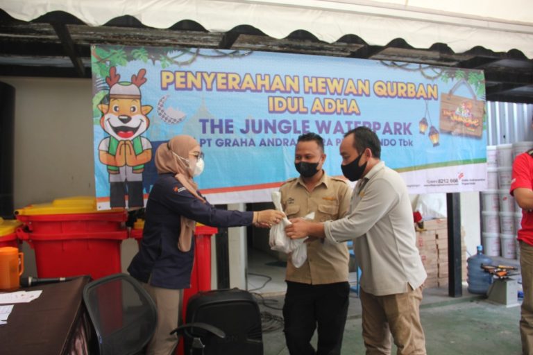 The Jungle Berbagi Kurban Kepada Warga Sekitar dan Karyawan