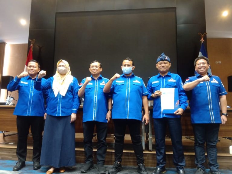 Terima SK, Kang Dechan: Mesti Bermanfaat untuk Masyarakat
