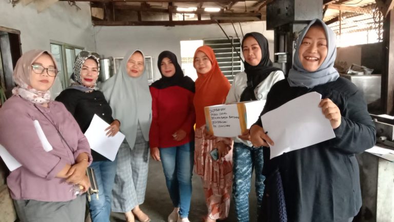 Emak-Emak RW 05 Tarikolot Salurkan Bantuan untuk Korban Banjir Bandang