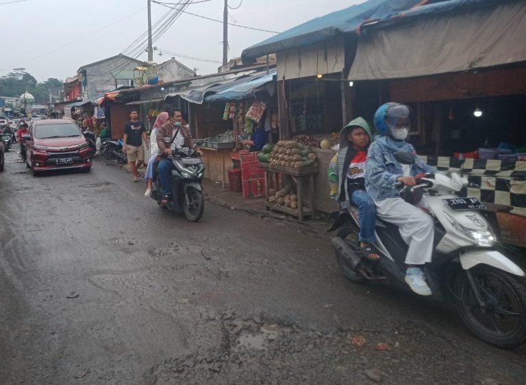Diduga DPUPR Lakukan Pembiaran, Bangli Marak di Saluran Irigasi Cikereteg