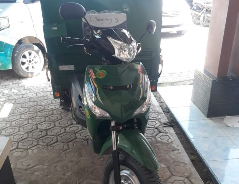 Warga Cileungsi Keluhkan Tumpukan Sampah di Flyover