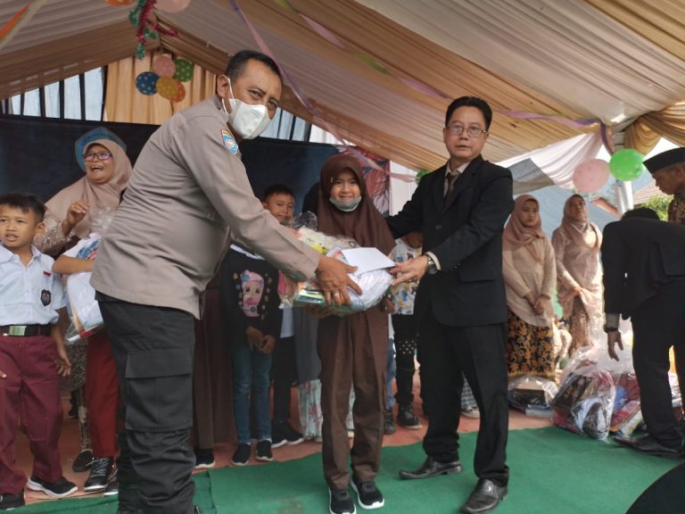 Perayaan Pelepasan di SDN Parakanmuncang 02 Dibarengi Santunan