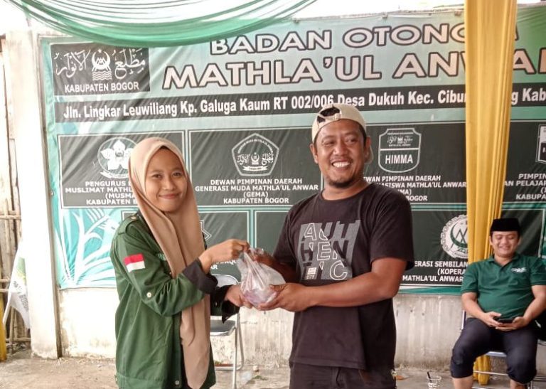 Mathla’ul Anwar Bagikan Daging Kurban ke Warga Sekitar Sekretariat