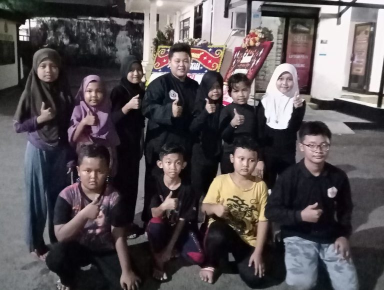 Kapolsek Citeureup Ajak Anak-anak Latihan Pencak Silat