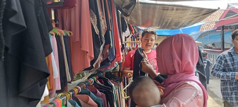 Manfaatkan Pensi Kelulusan, Puluhan Pedagang di Sukaluyu Raup Keuntungan