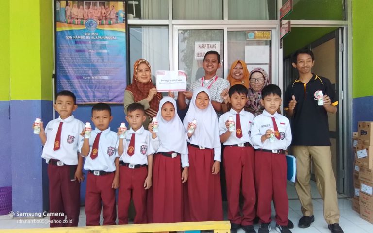 Alfamart Salurkan Susu ke Sekolah