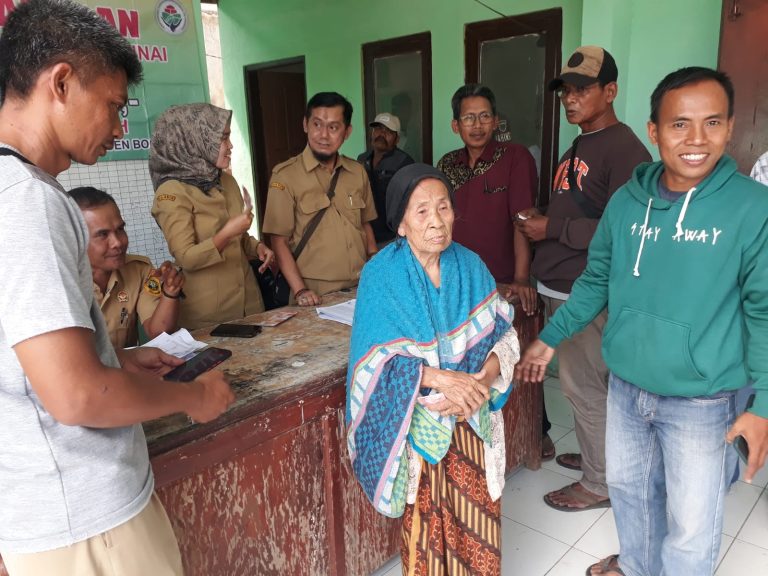 Ratusan Warga Desa Sukagalih Terima BLT-DD