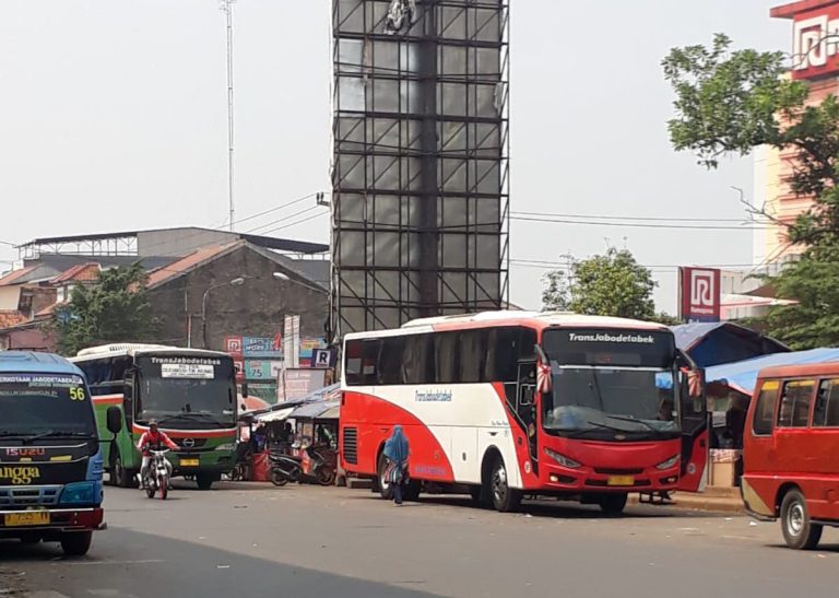 Pengguna Jalan Keluhkan Adanya Terminal Bayangan di Flyover Cileungsi