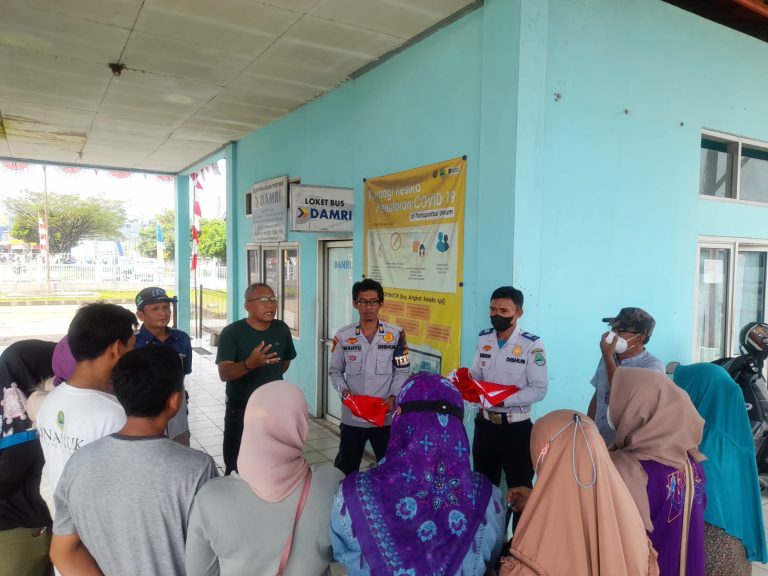 Bendera Merah Putih Dibagikan di Terminal Leuwiliang