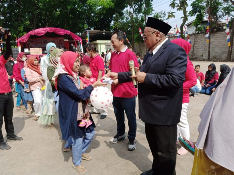 Meriahkan HUT RI ke-77, PT Kahaptek Ajak Warga Kedep Upacara dan Berikan Santunan 