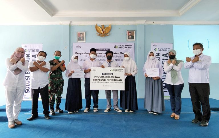 Peduli Pendidikan, PT Solusi Bangun Indonesia Tbk Berikan 451 Beasiswa