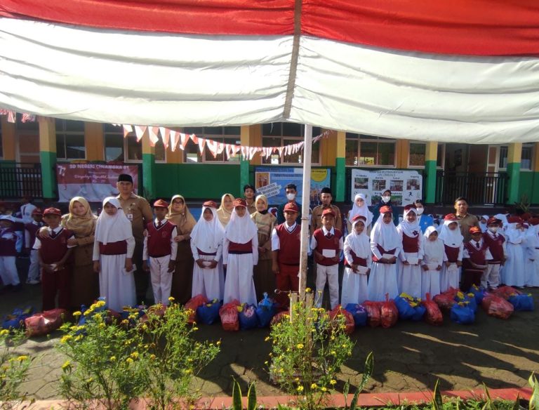 Peduli Sesama, Warga SDN Cinangka 01 Santuni  Anak Yatim