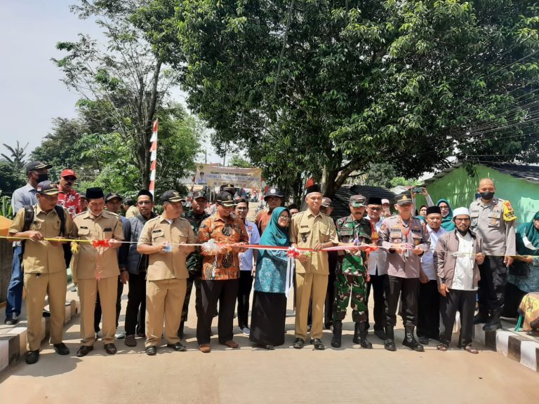 Tiga Tahun Dinanti Warga, Kades Rawapanjang Resmikan Jembatan Berkah