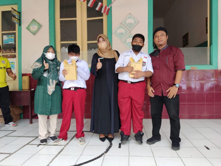 Pembagian Hadiah Tutup Acara HUT RI ke-77 di SDN Pengadilan 2 Bogor 