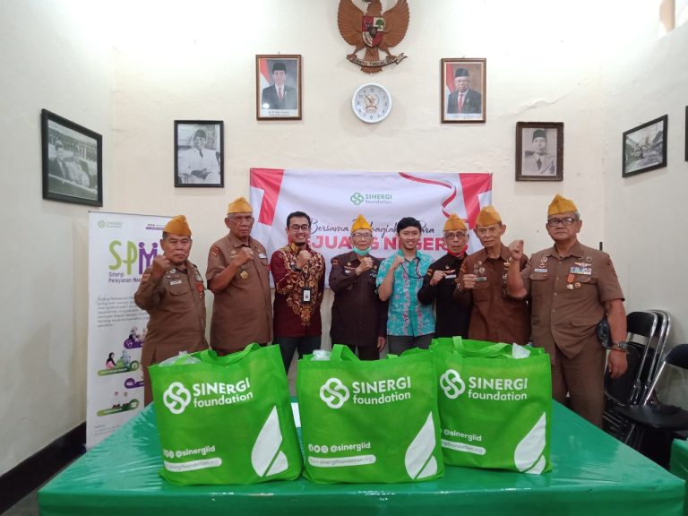 Bahagiakan Para Pejuang Negeri di Hari Kemerdekaan, Sinergi Foundation Bagikan Santunan Sembako