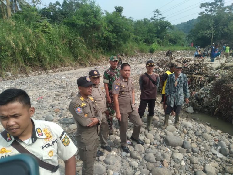 Saluran Air ke Bendungan Sendung Diperbaiki Gotong Royong