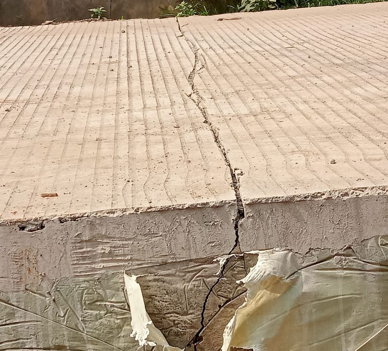 Waduh, Belum Dilintasi Beton Jalan Karanggan-Gunung Putri Sudah Patah 