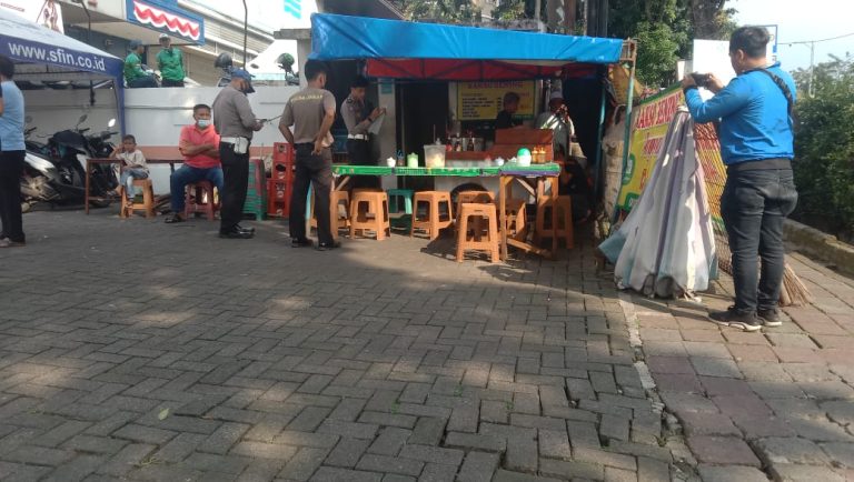 Lagi Asyik Makan Bakso, Ibu dan Anak Diseruduk Mobil