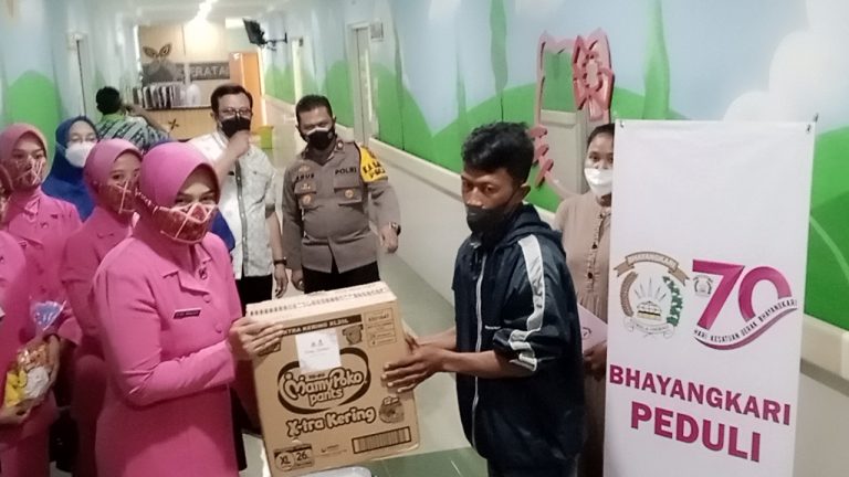 Bhayangkari Polres Bogor Kunjungi Anak Penderita Gizi Buruk