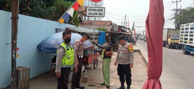 Kerap Macet, Polsek Gunung Putri Pasang Rambu Jalan