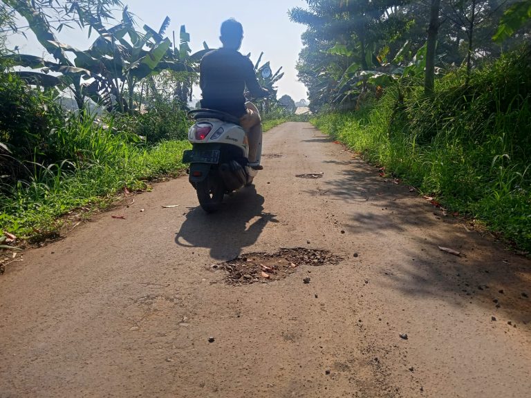 Dibangun Dana Samisade, Pengaspalan Jalan di Desa Cipicung Sudah Rusak Lagi