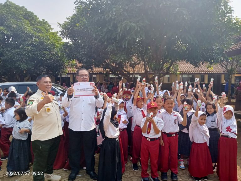 Ratusan Siswa SDN di Jonggol Terima Susu Gratis
