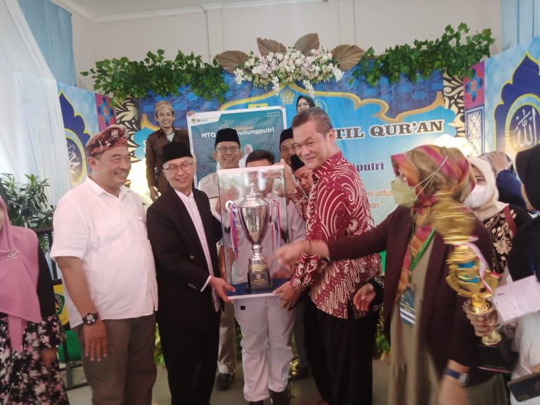 Sabet Juara Umum, Desa Gunung Putri Kembali Bawa Piala Bergilir 