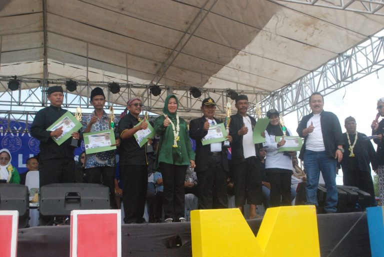 Ribuan Warga Lumpang Rayakan HUT Desanya dengan Pawai Karnaval