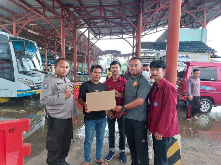 Polres Bogor dan Mahasiswa Bagikan Bansos ke Sopir Angkot dan Ojek yang Terdampak Penyesuaian Harga BBM