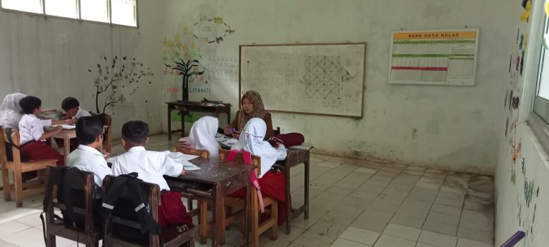 Bangunan Sudah Kumuh dan Rembes, Pelaksana Proyek Akui Rehab Gedung SDN Hambaro 03 Gunakan Material Lama
