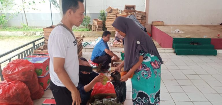 KPM BPNT Cimahpar Diberi Telur Omega