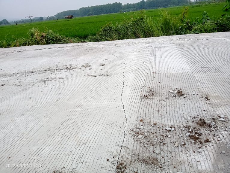 Miris, Telat Cutting Beton Jalan Bojong-Linggarmukti-Cibodas Patah-patah 